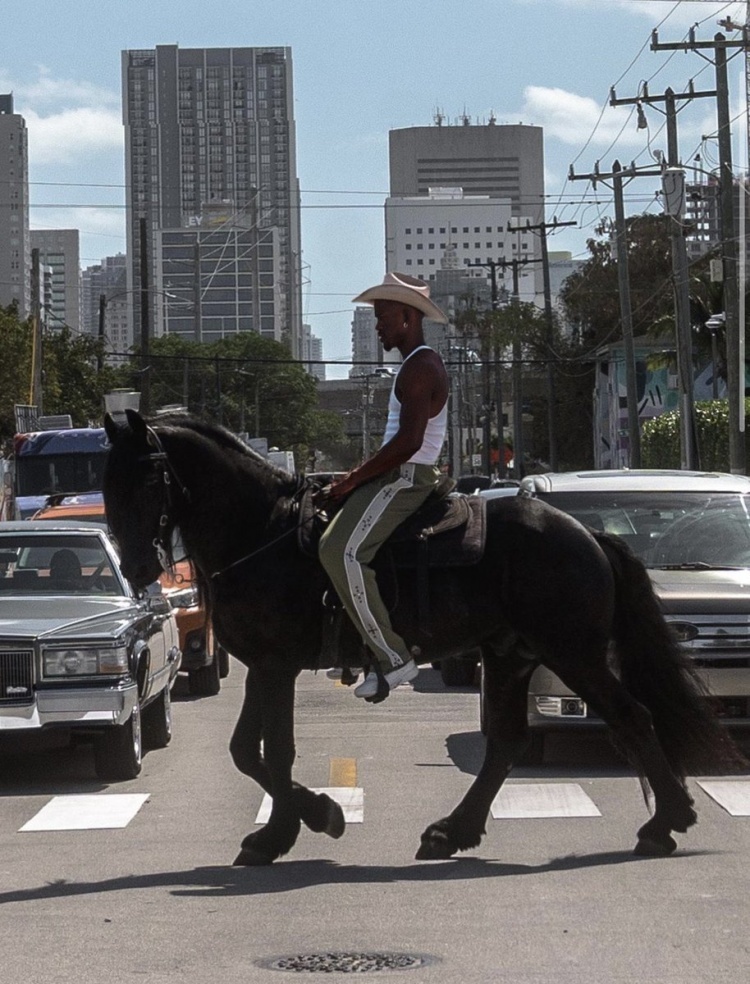This is my horse，巴特勒在迈阿密街头骑马出行！！ ​​​