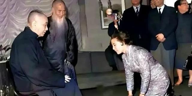 1968年，张大千的四姨太 徐雯波 ，正跪在地上拜师。她妆容精致，发型讲究，一身