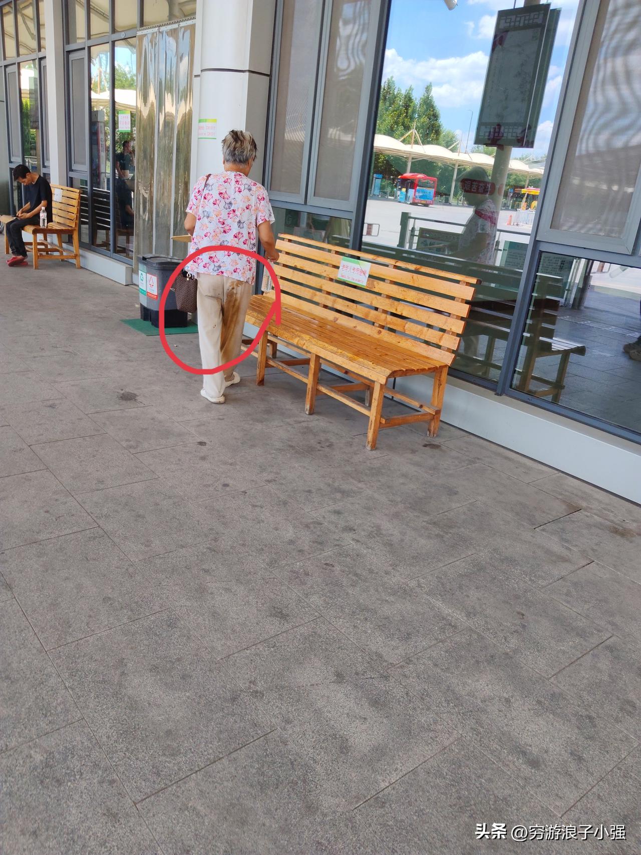 在淄博张店公交东站碰到这事儿，着实让人有些难受。60 多岁的老太太大小便失禁，这