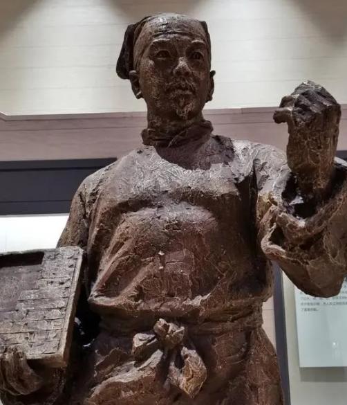 1990年，英山县一名干部下乡时，在一个水洼中发现一块灰色石板。

这块不起眼的