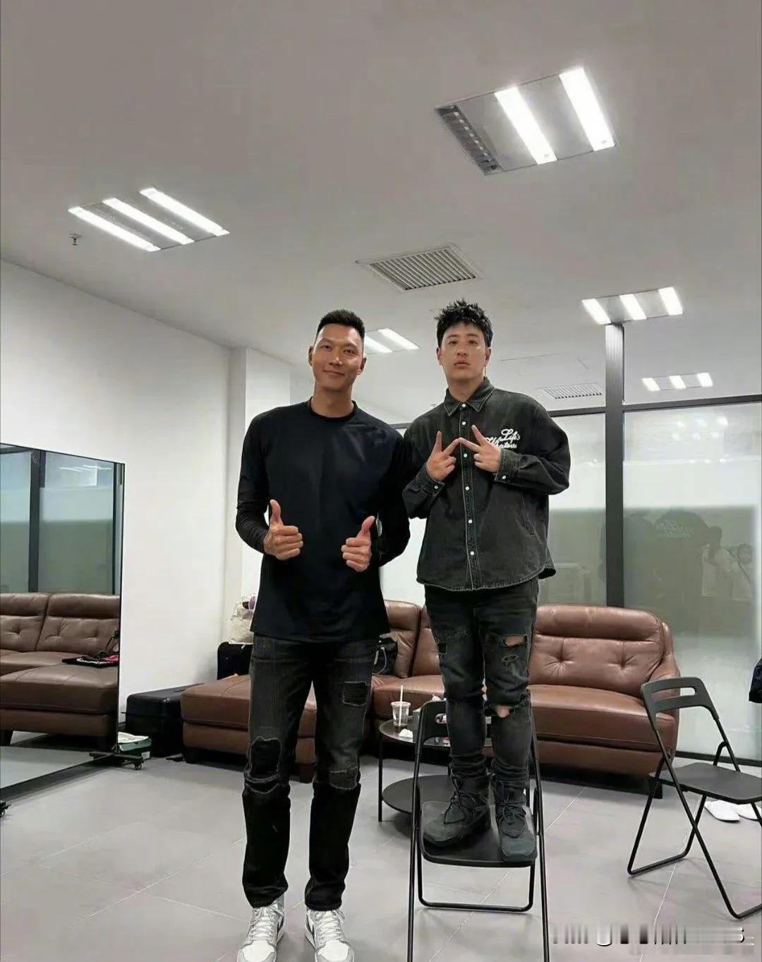 说到易建联，真是高个子也能这么灵活啊，这真是挺不错的！不过看潘玮柏踩那么高的凳子
