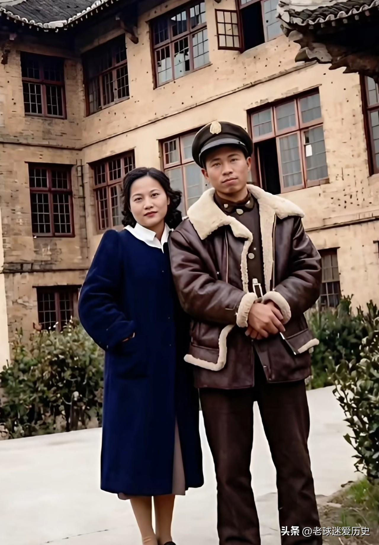 老楼前，赵良璋与妻子蒋平仲的珍贵合影被永远定格。
身着空军皮夹克的赵良璋，是潜伏