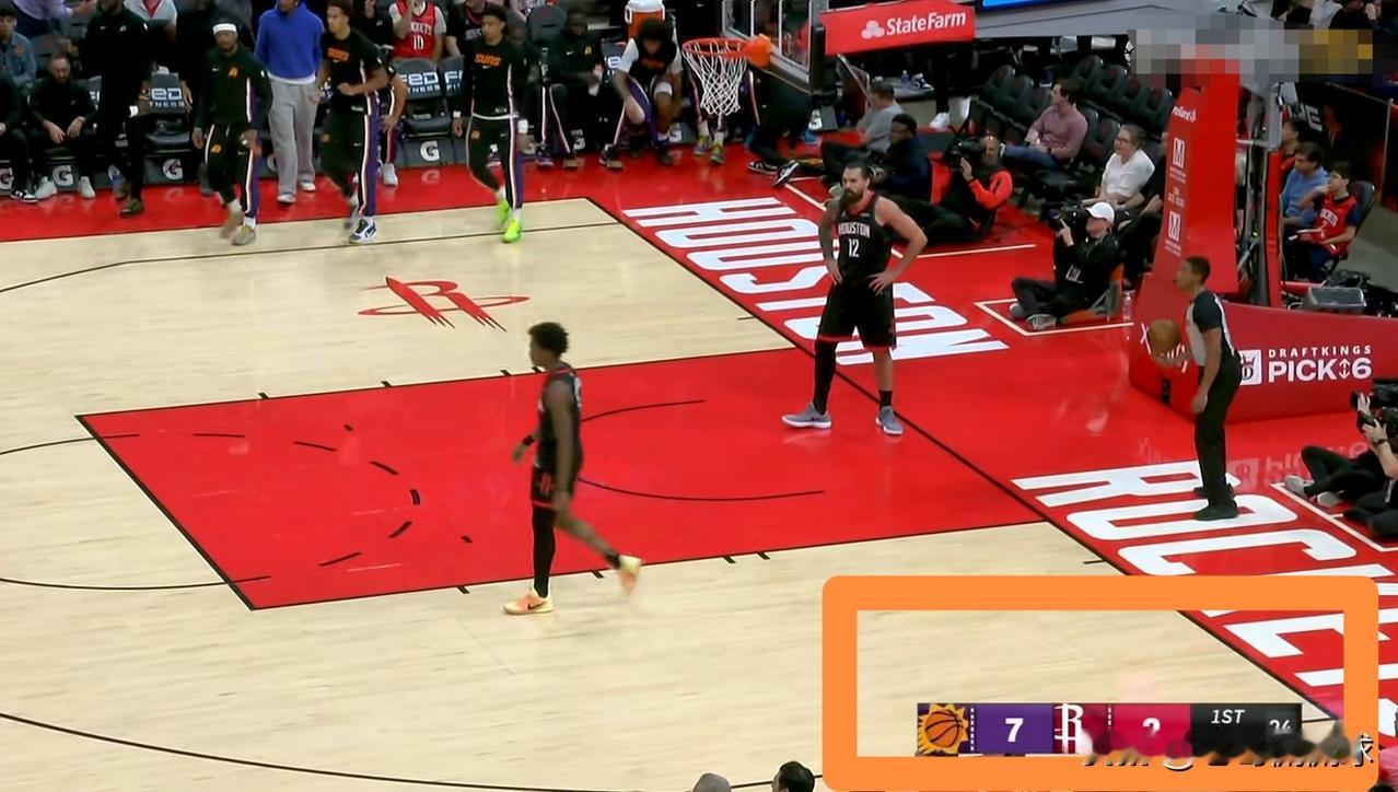 火箭真是太让人意外了！在今天火箭主场迎战太阳的焦点战中，目前双方的第一节比赛正在