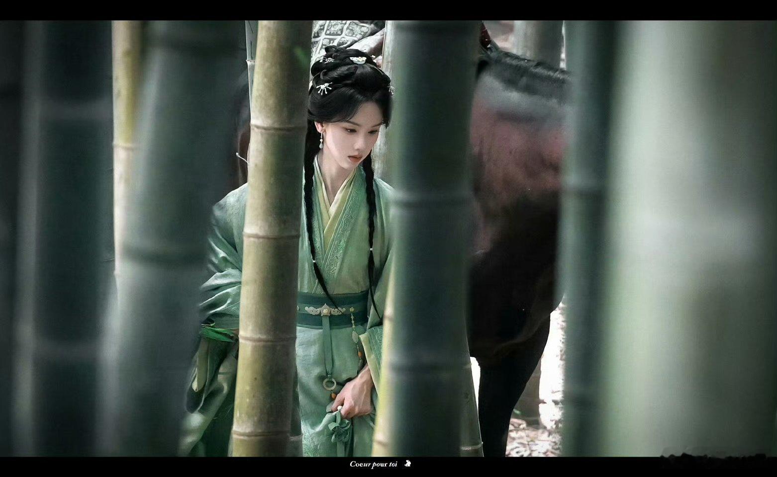 陈都灵楚朝浓妆淡抹总相宜 素面简约穿搭，气质宛若清风，温婉美感直击心底。 