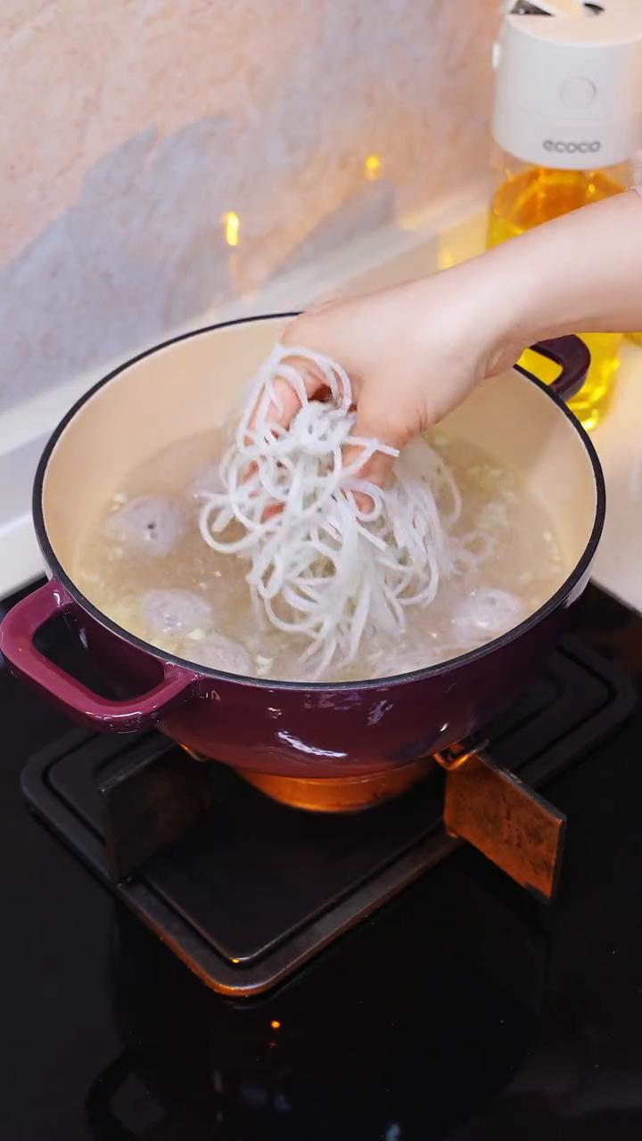 花个几分钟就能搞定的牛肉丸粉丝汤，自己在家做味道一点也不输外面的。天冷了就这么煮