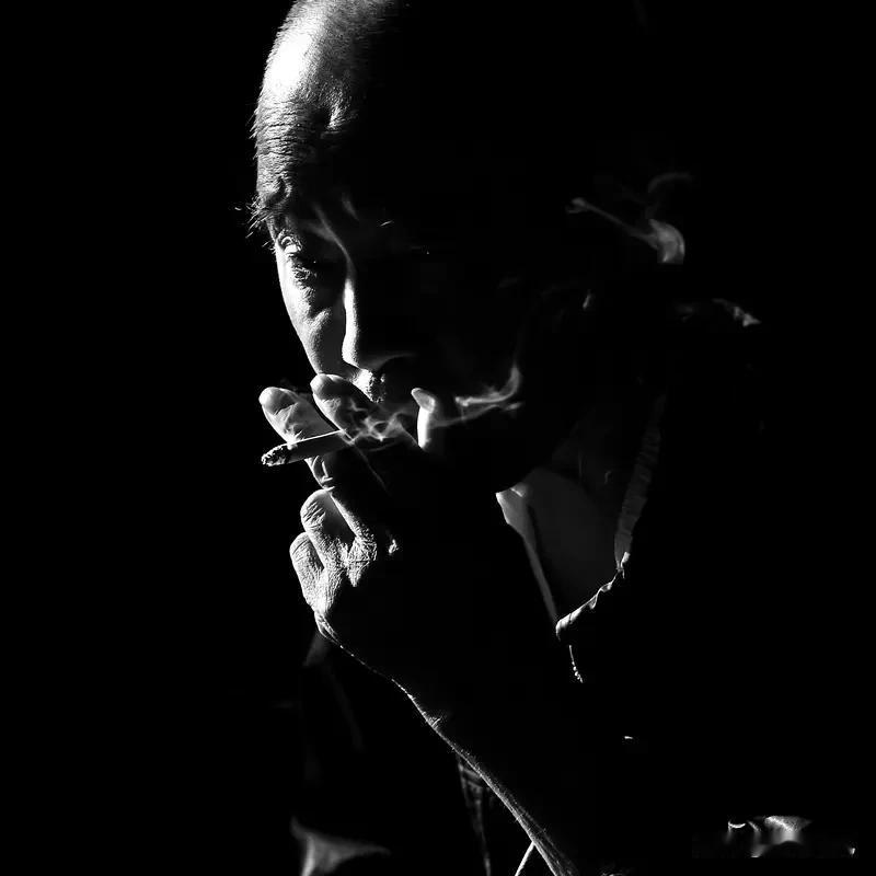 老王是一名煤矿老职工，下井二十余年，黝黑的脸上刻满岁月痕迹。每次入井前，他都会仔