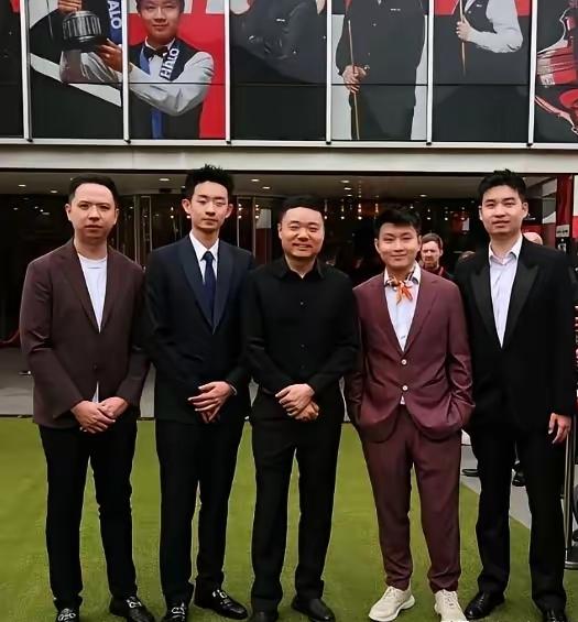 我问豆包了，以下五位中国顶尖的斯诺克运动员。他们几个分别是，肖国栋，吴宜泽，丁俊