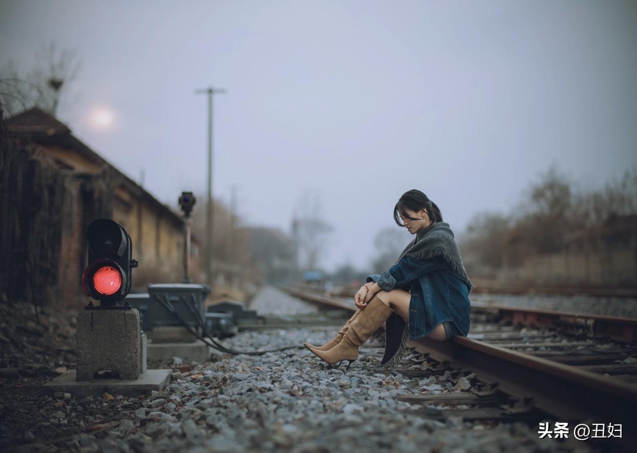 怎样穿搭能显示出温柔的女生气质?想展现温柔女生气质，牛仔套装搭配棕色过膝高跟鞋是