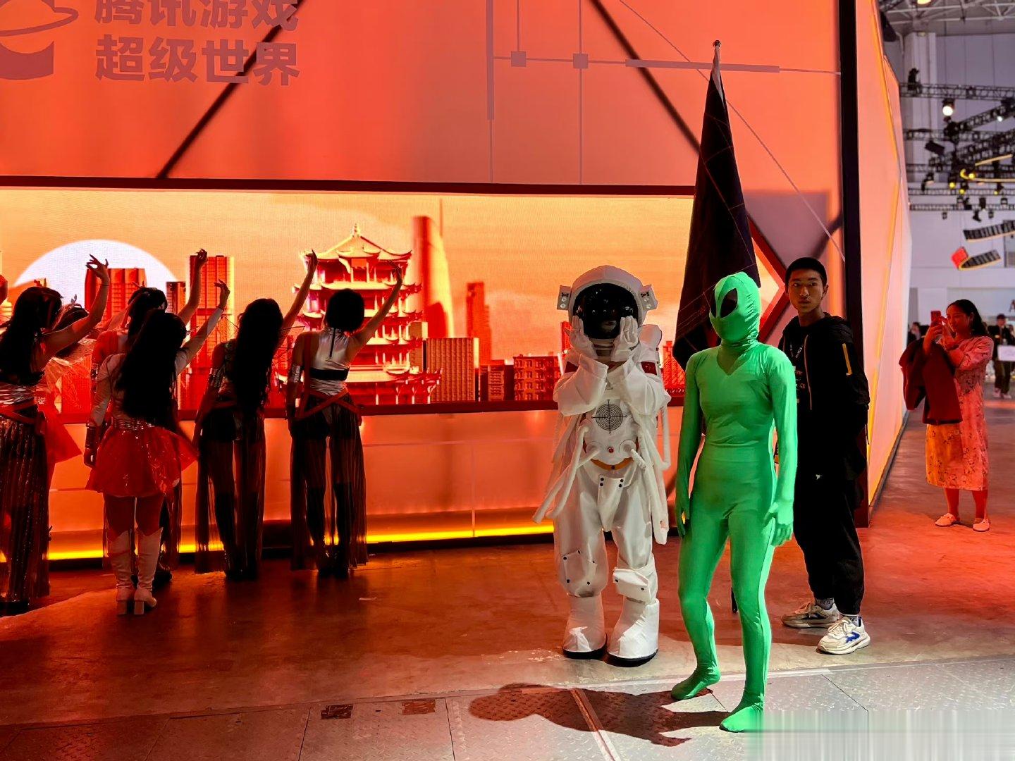 #现在游戏展能有多卷# 现场的氛围确实太棒了，听说有好多朋友在现场跟那些游戏人物