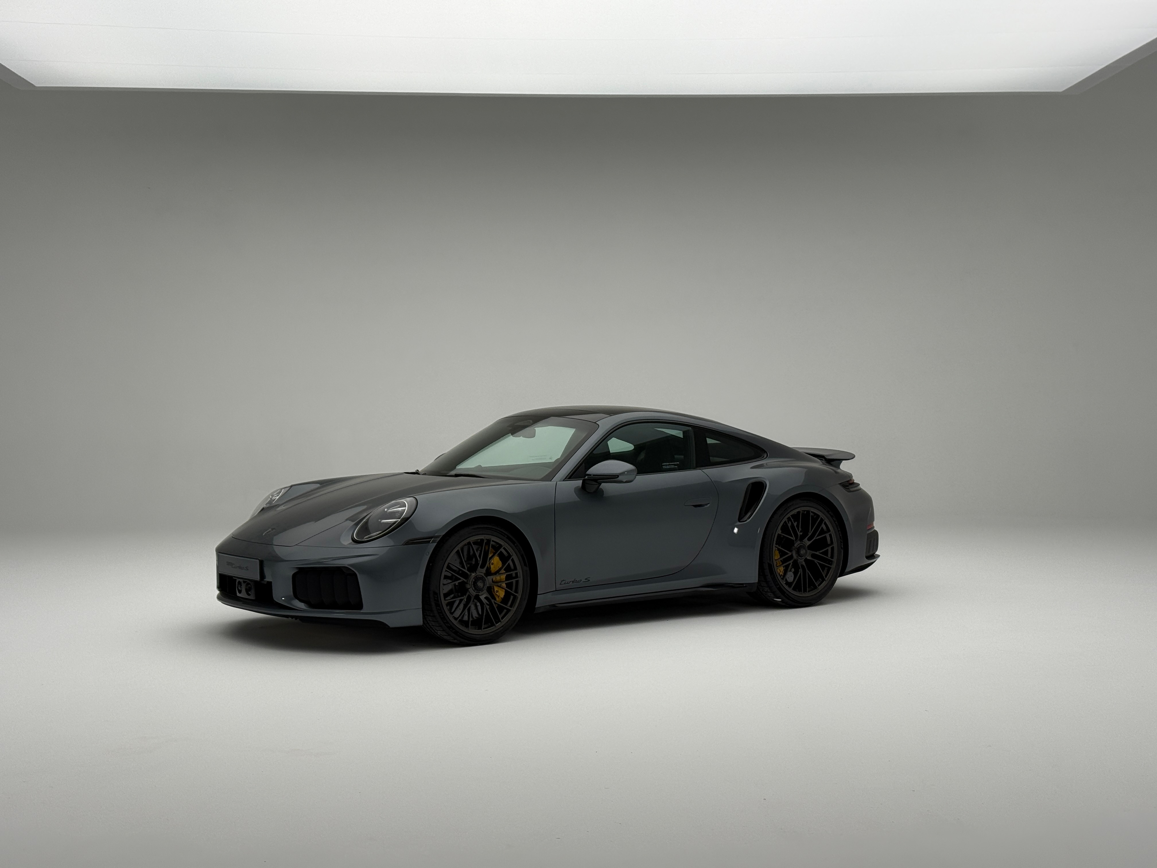 992.2 Turbo S，后发动机散热盖打开，里面有一个8090“显卡”，碳纤