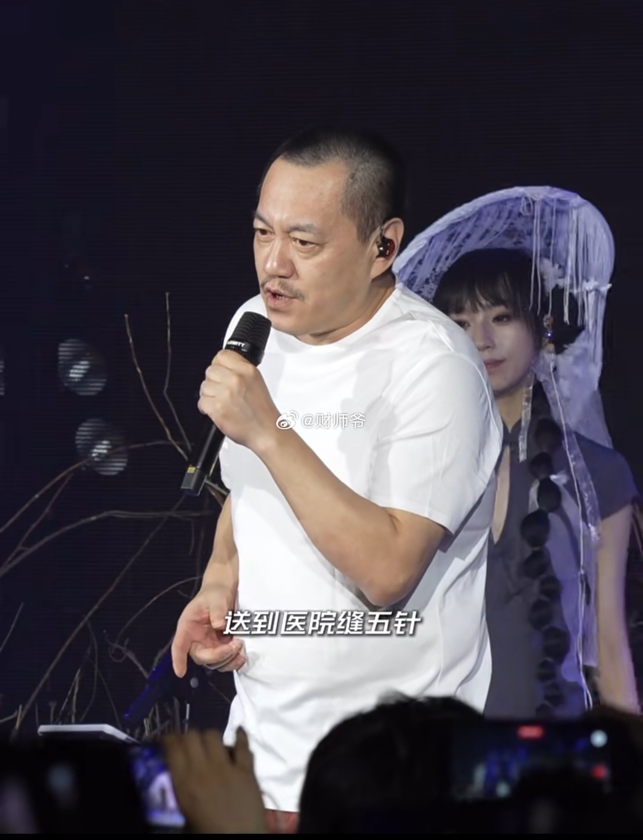 他真不是光头强，也不是cos光头强……他是我们那个年代红极一时的东北明星——雪村