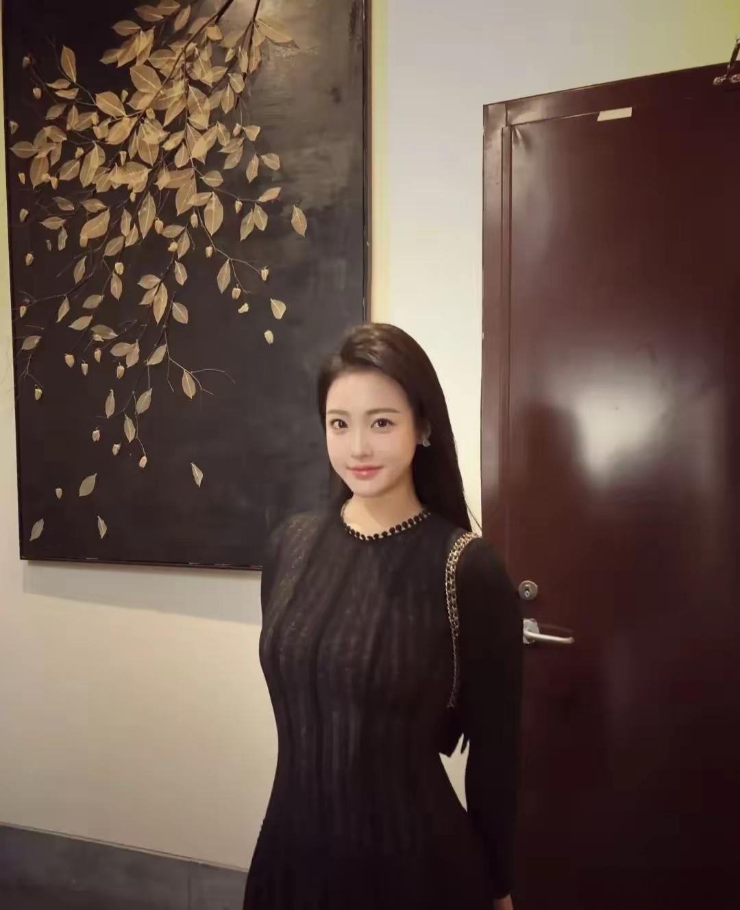 优雅黑裙，尽显气质！👗✨