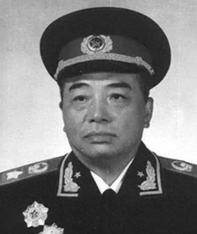 1965年，彭德怀一边抽烟，一边固执地对毛泽东说道："我还是回乡当我的农民好，你