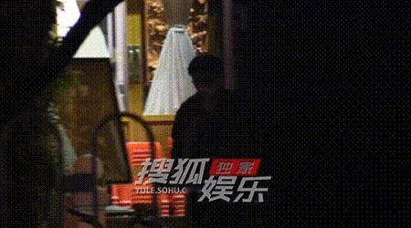 毛不易和朋友聚餐 日前，有媒体拍到毛不易和朋友聚餐，穿格子外套戴口罩，低调十足。