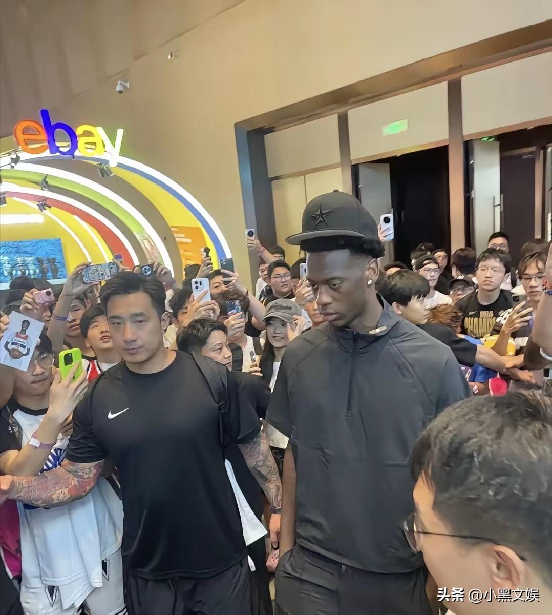 上海这个主办真是热脸贴冷屁股不仅花大价钱请他来，而且人家来了之后还甩脸色要加钱，
