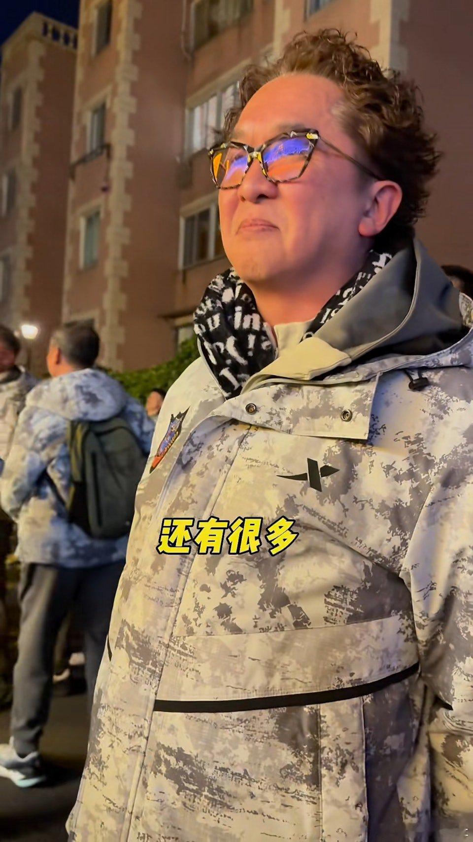 身為富二代的鄧兆尊是圈中有名的隱形富豪，他爸爸是已故粵劇名伶新馬師曾，雖然是已知