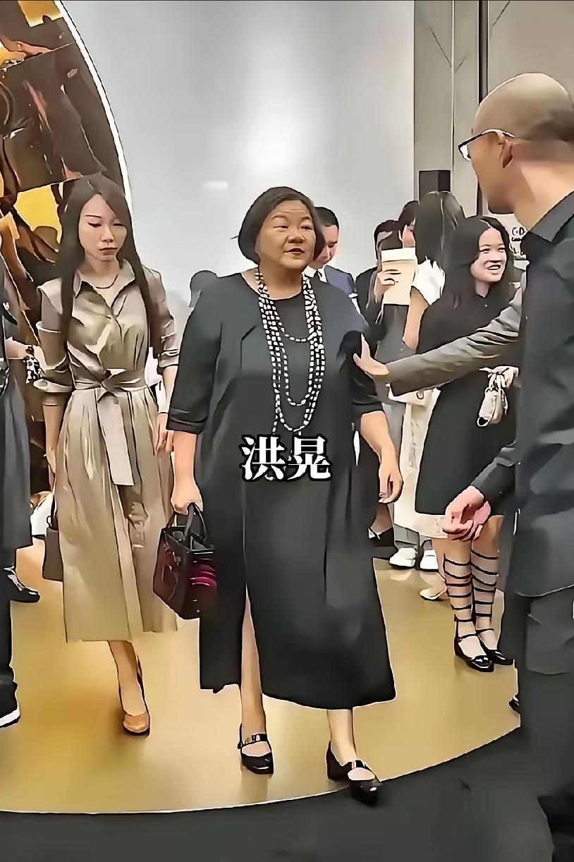 洪晃一句话把两“名媛”的底裤扒了。她说田朴珺、杨澜把欧美礼仪当圣经，连端茶都要学