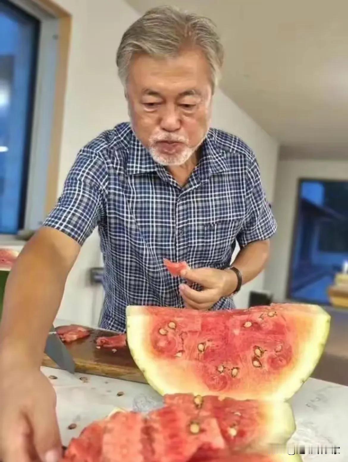 为什么韩国明明是发达国家却总是一副吃不起肉的样子？

这是韩国前总统文在寅用自己