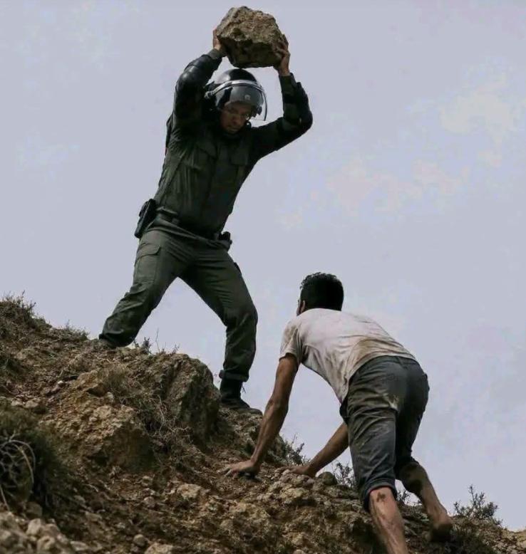 从摩洛哥偷渡到西班牙飞地休达的摩洛哥非法移民万万没有想到，西班牙的国民警卫队都没