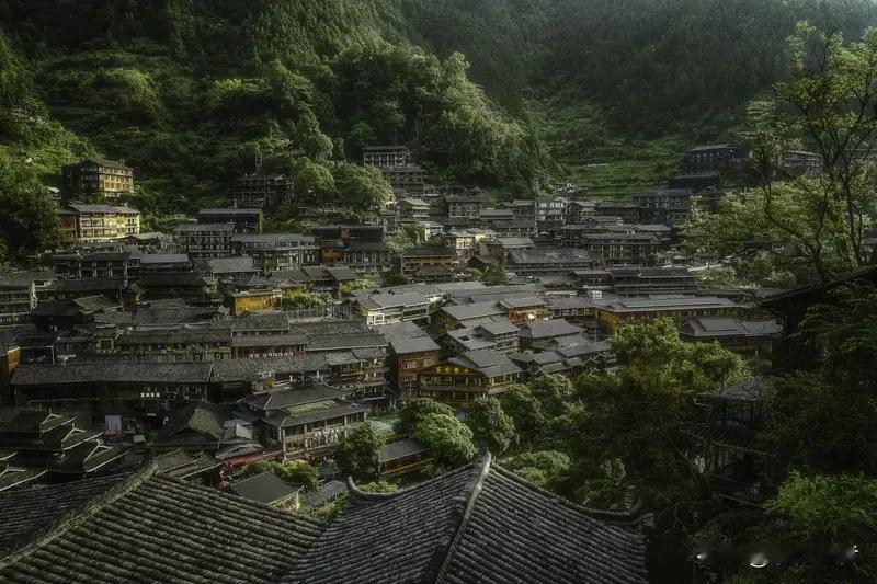 村晚的灯光照亮了山村的夜晚，也温暖了留守老人和孩子们的心。当被问及举办这场乡村晚