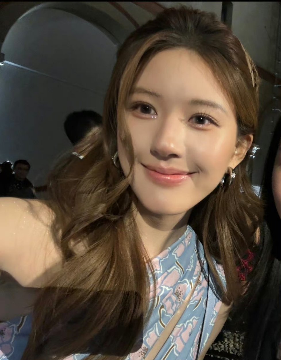 赵露思怼脸拍看起来很自然，皮肤也很好啊 ​​​