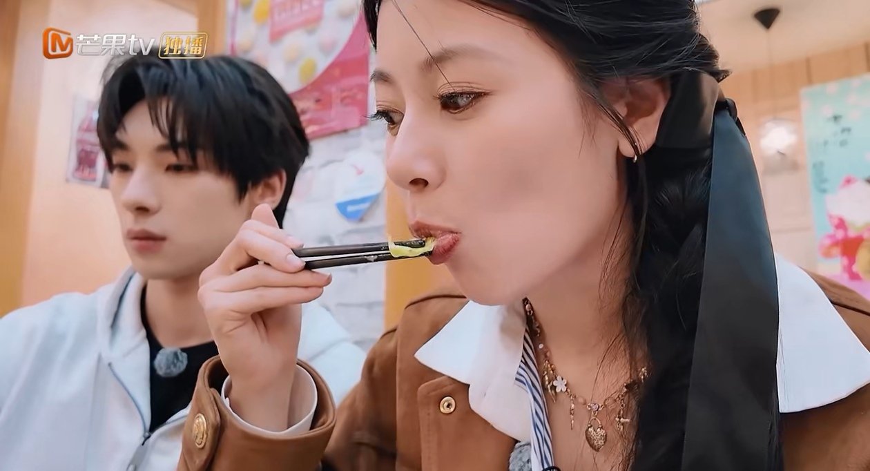 尚雯婕说颜安小鸟胃的鸟是只雕 合伙人聚餐，李佳琦看大家闷头干饭：“这饿劲儿可以啊