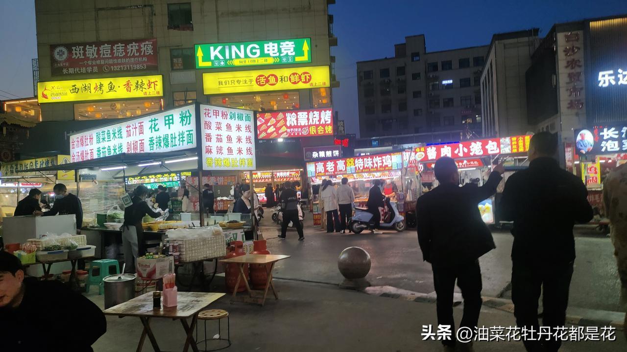 挣钱哪有容易的
早上六点四十，我在楼上吃早饭，听到楼下有人进店买东西。
听声音是