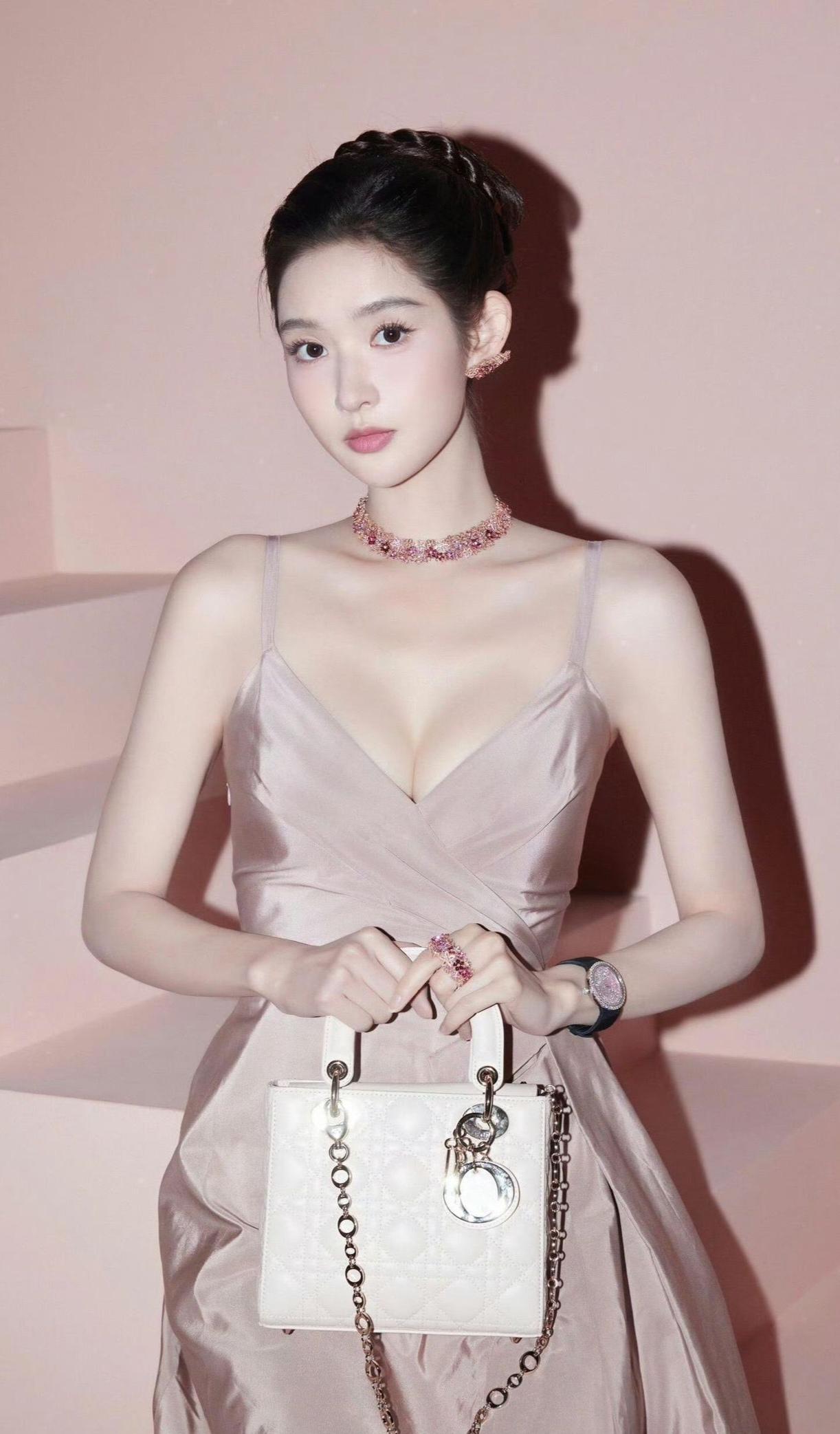 王玉雯
她把发髻挽成温柔的结
在粉墙与草木之间
流转成两种季节是晨雾里未醒的缎面