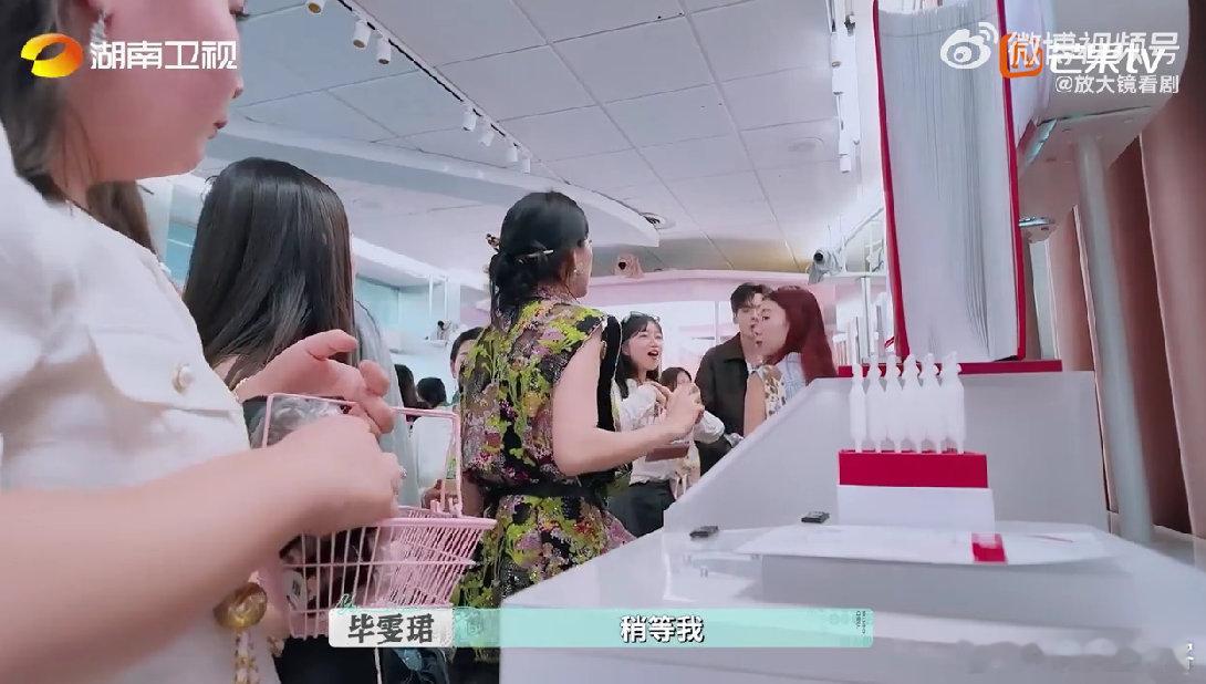 毕雯珺[超话]毕雯珺地表最强后勤担当巴黎合伙人名场面巴黎合伙人 从库存表到道具架