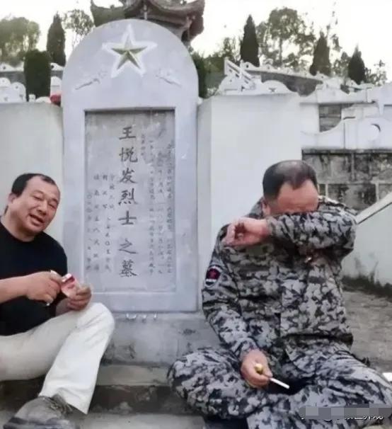 2013年，退伍军人韩维民去麻栗坡烈士陵园给战友王悦发扫墓，负责管理的张园长告诉