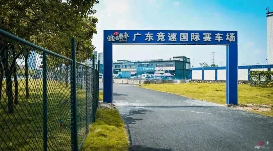 这种比赛类似于游戏排位赛，通过排位确定预赛发车顺序，经过两轮积分赛再决定决赛发车