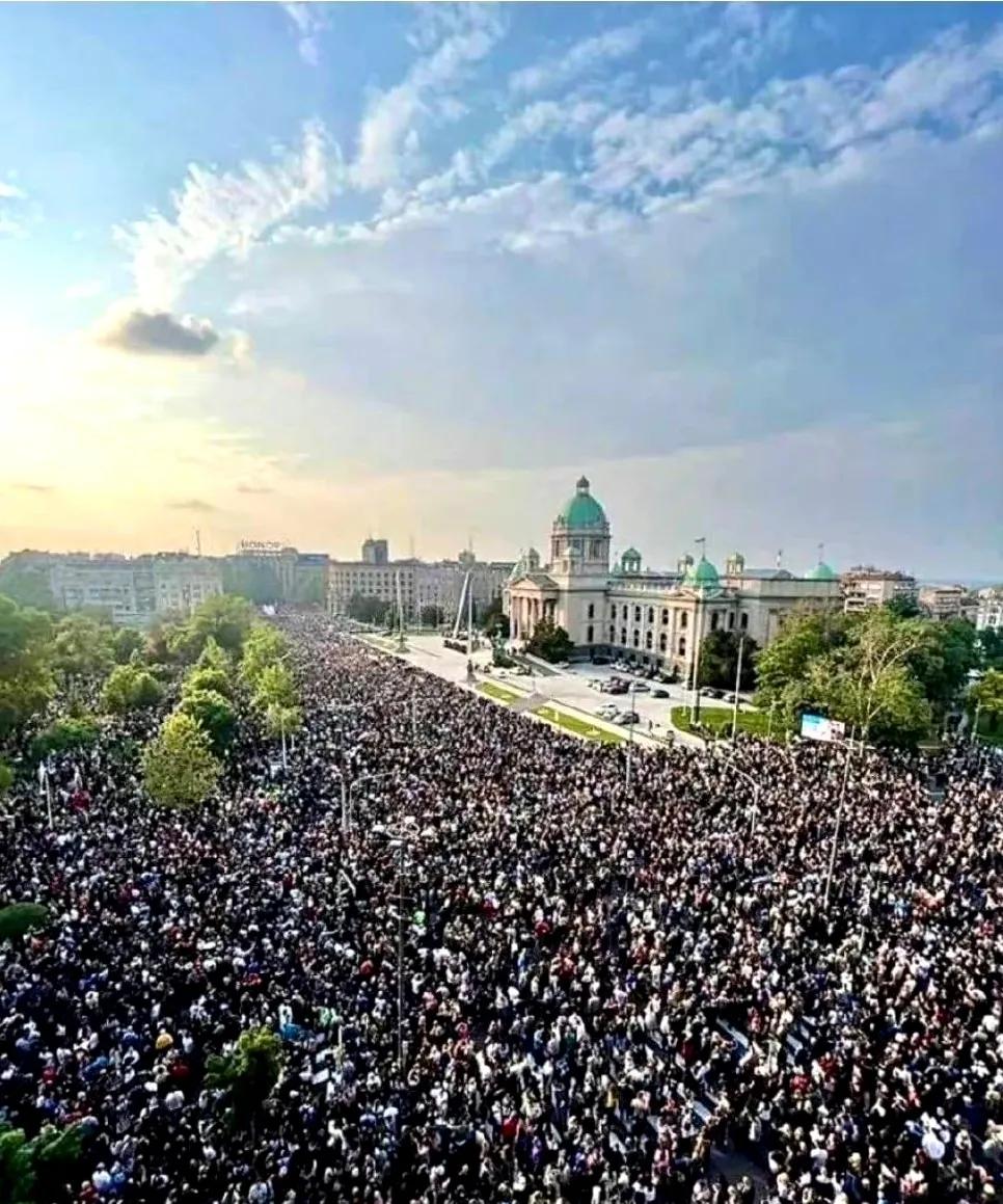 塞尔维亚民众集会，要求总统武契奇下台。有专家认为，塞尔维亚可能会发生颜色革命。为