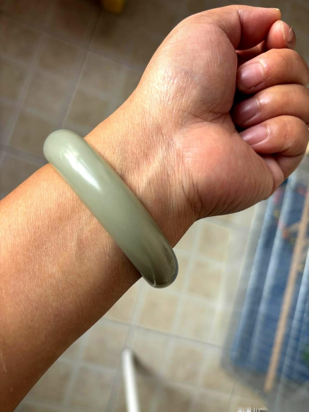 就因为朋友一句“你这1800的镯子，我们那儿河道里随便捡，20块钱一个”，我心里