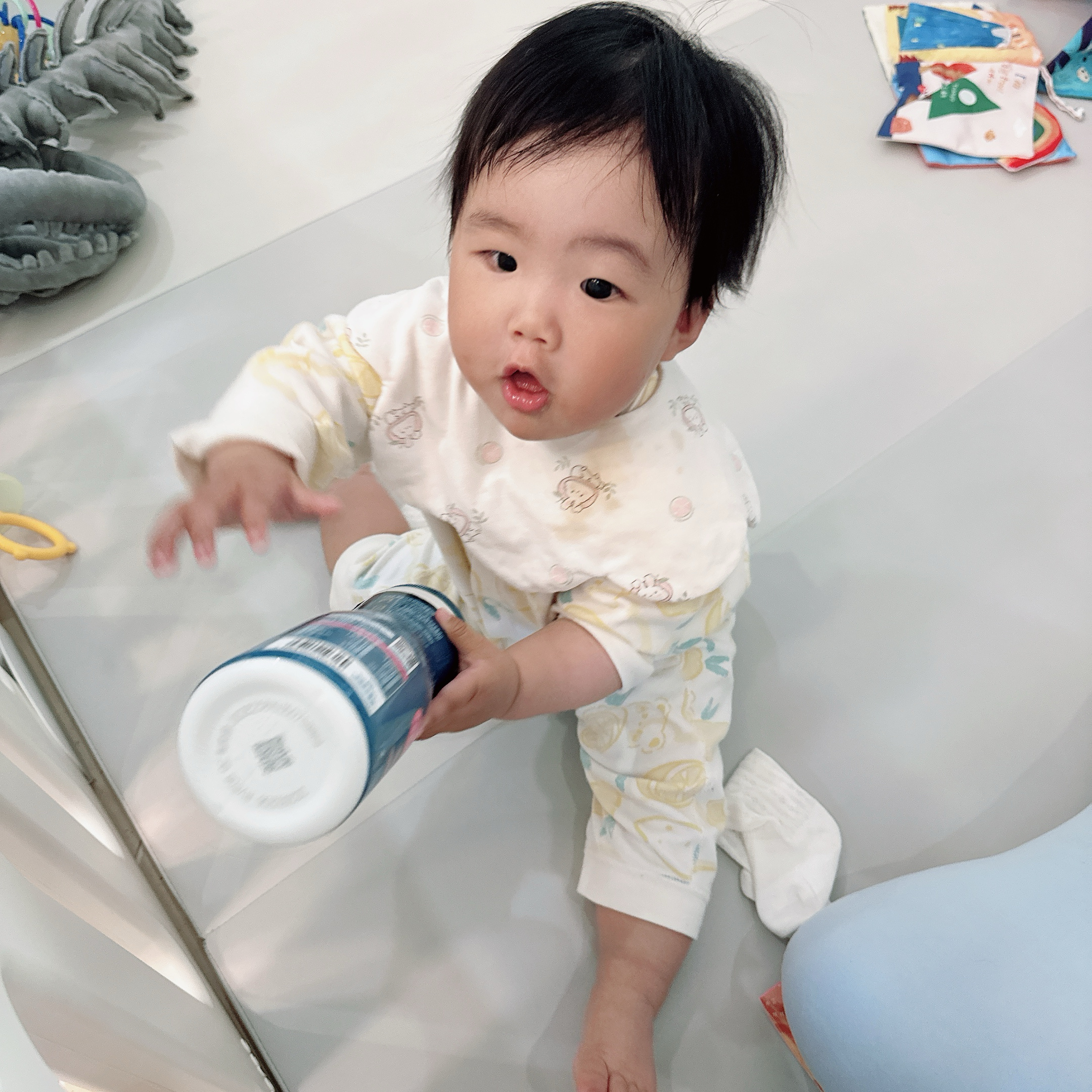 小🥣睡觉了大🥣还在玩看到小绾睡在我妈这个五颜六色繁花锦簇的床上一下子就知道老