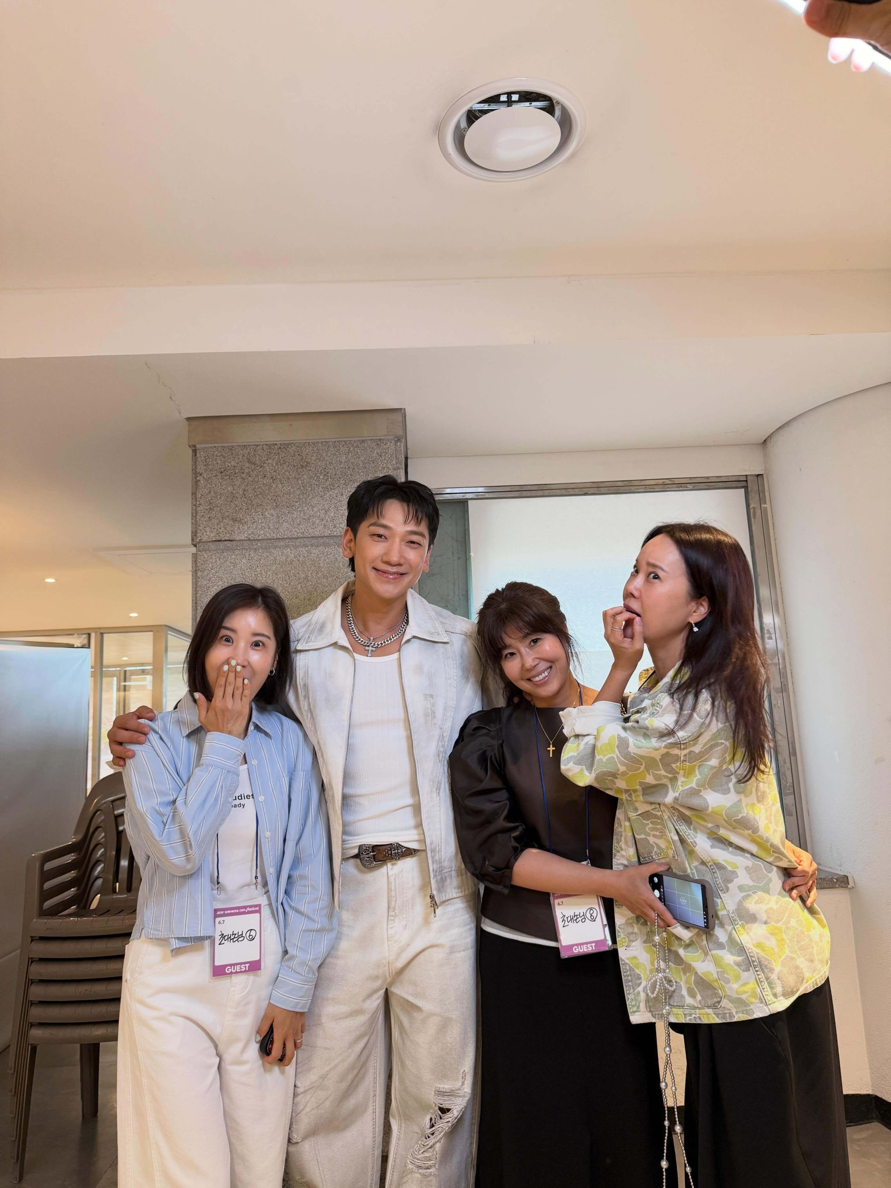 Rain郑智薰 260609 白智英ins分享Weverse Con后台合影孩子