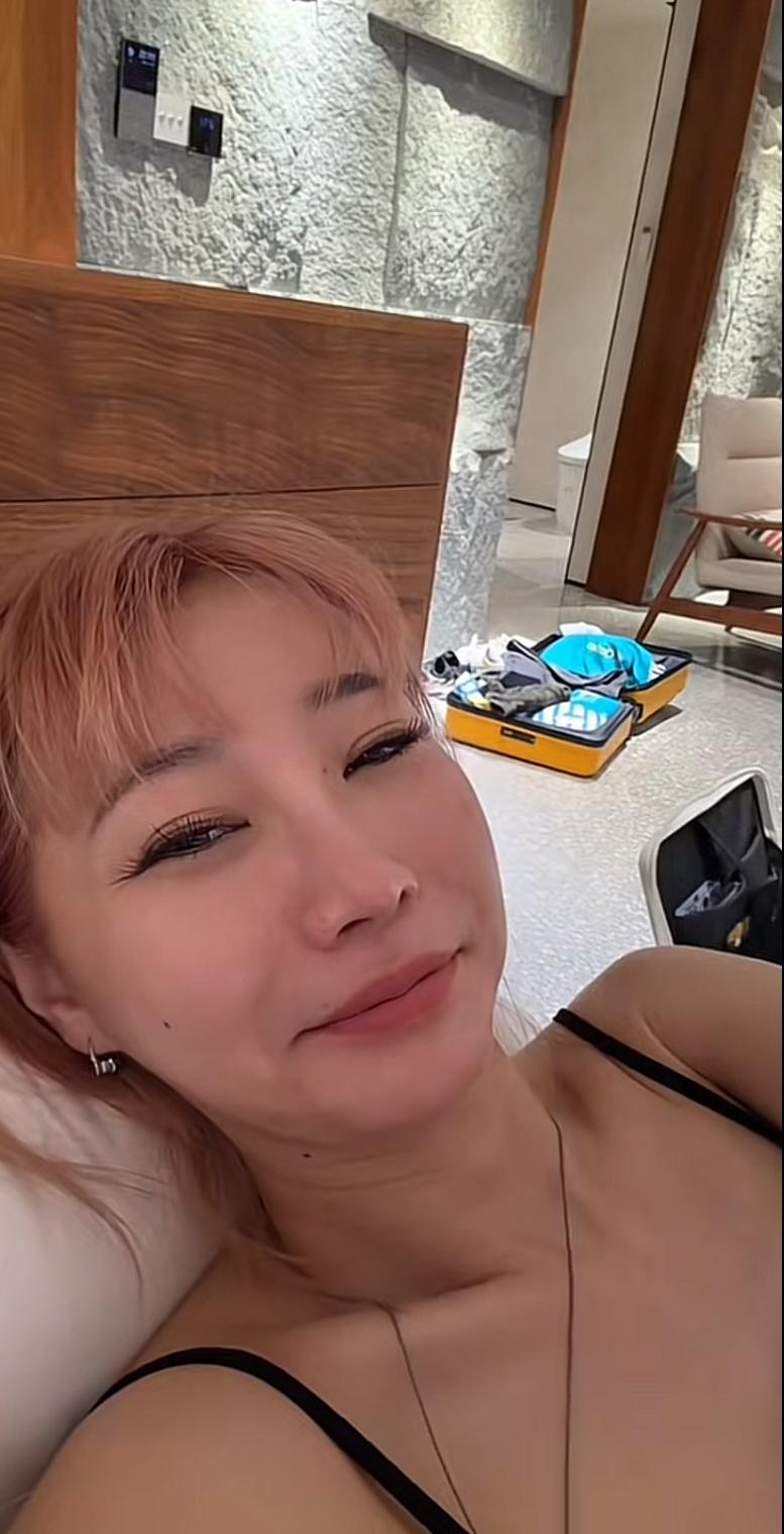 北京大网红，京爷茄大炮出去喝酒应酬了，他的老婆旭姐自己在家穿的小吊带，躺在沙发上