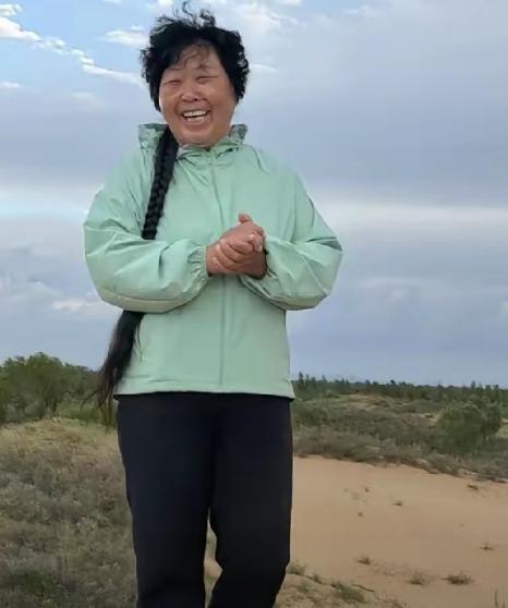 殷玉珍年入百万的秘密：她的收入主要有四个方面。一是沙漠特色种植业。种植有机小米、