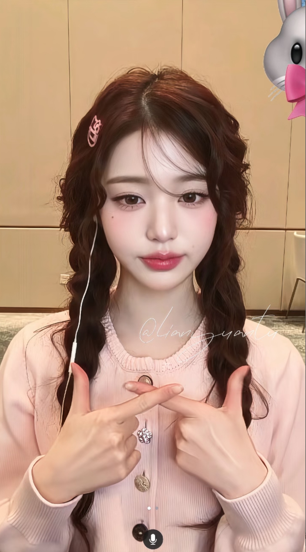 终于找到老乱视签贵的原因了……这哪里是视频签售啊 这分明是给自己做了眼部奢护 ​