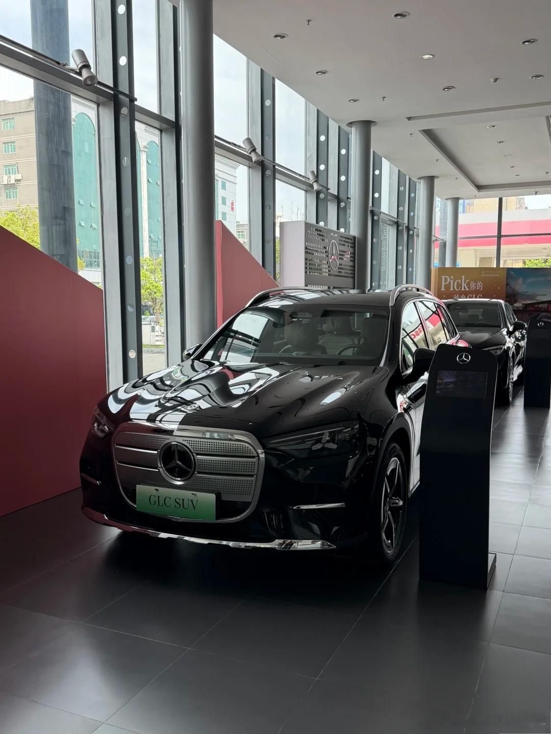 终于线下摸到实车，颜值直接戳中审美。外部线条舒展大气，封闭式前脸搭配星辉灯光，解