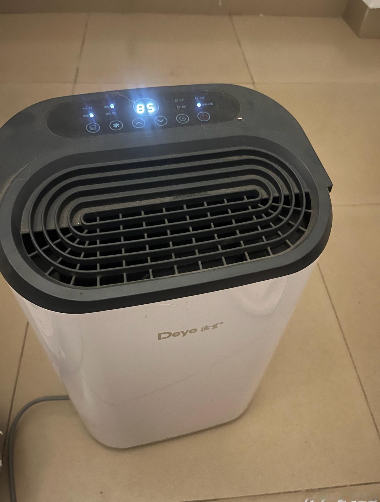 气温稳稳站在30℃+，湿度直接飙到86%，房间里不开除湿机简直没法呆！要知道最舒