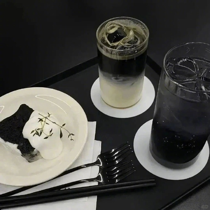 🪺“以前脑子进了水      现在水泥封了心” 