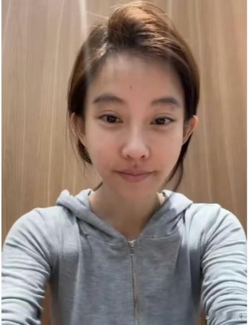 冯提莫算是接地气的颜值网红吧，她主打真诚真实，34岁的她不仅承认整容，而且还素颜