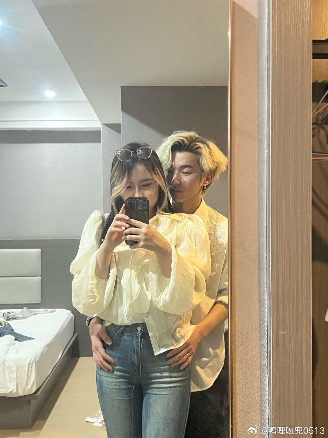 时尚穿搭今天穿什么ootd 淡黄色宽松坠感衬衫搭配深蓝色复古做旧牛仔裤真的很有氛