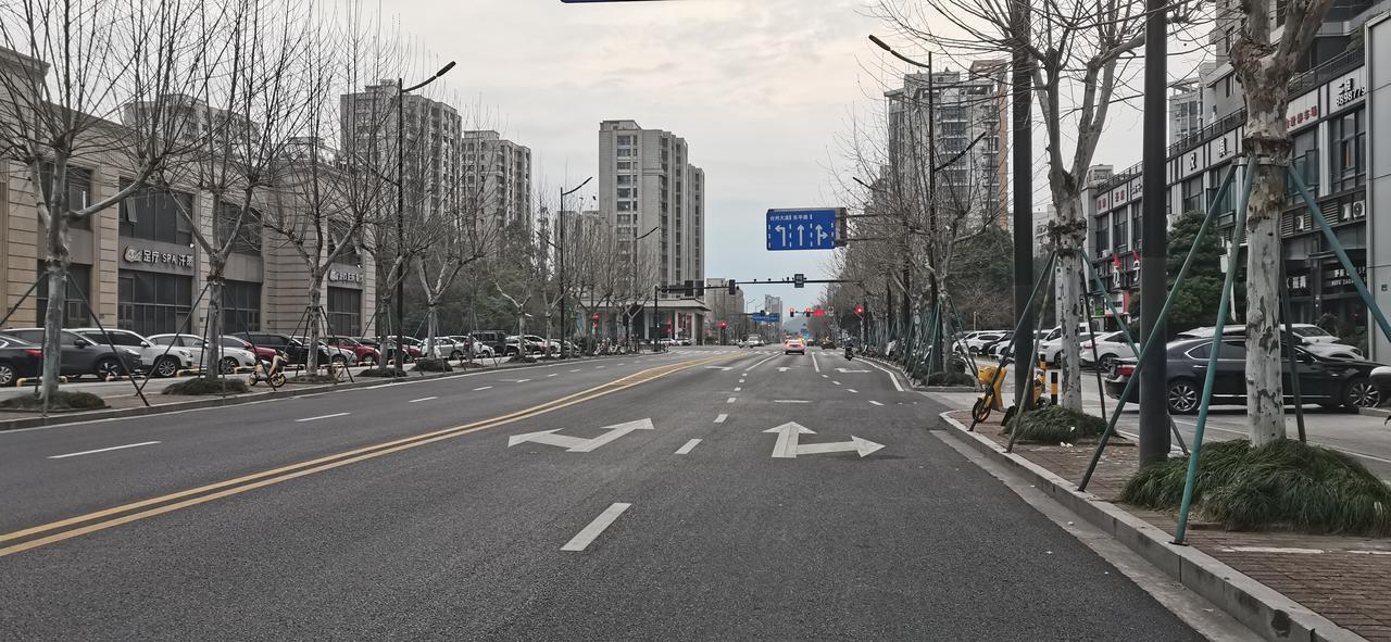 车位重要吗？

车位很重要，很多地方没老百姓的车地方停，都停到马路上来了，影响道