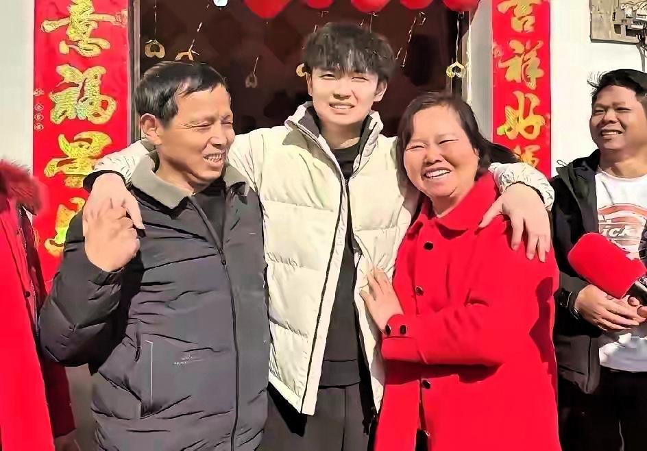 四岁被拐的彭聪聪，21年后终于和亲生父母相认。认亲之后，他在很短的时间内集中办完