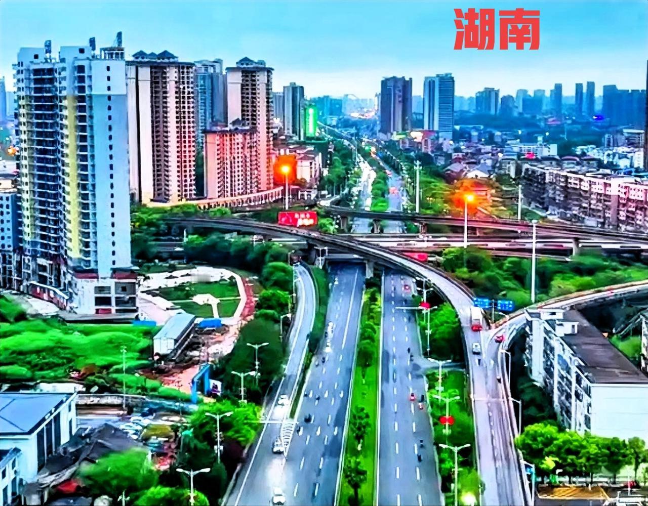 个人对湖南的公路有一个大胆的想法，这个想法就是建议全湖南修一条高等级的快速公路，