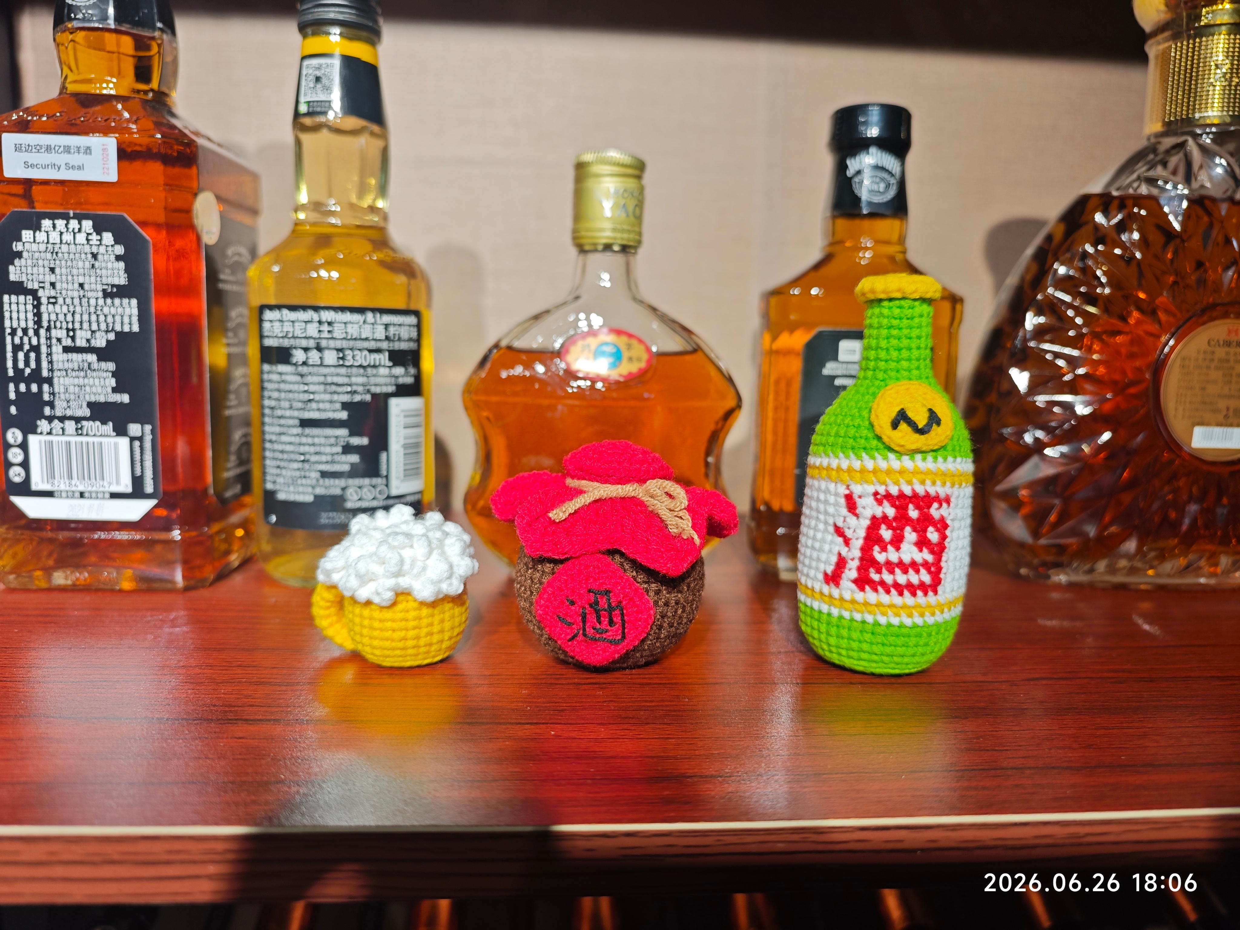 我的酒蒙子三件套被朋友拿去摆他家酒柜里了。还挺好看的生活手记钩织