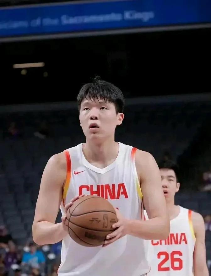 下届奥运会中国男篮阵容预测：

后卫：胡明轩、廖三宁、赵维伦、赵睿
前锋：曾凡博