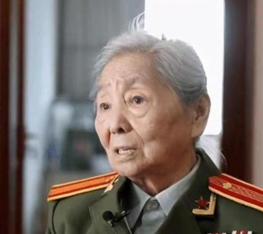 1979年，我国女翻译刘禄曾在美国访问期间，突然发现一名美国男子一直盯着她看，几