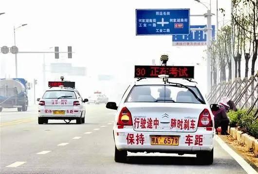 今天早上听朋友吐槽她老公，差一点没有笑昏。

她说她老公拿驾照昨天考科三又挂了，